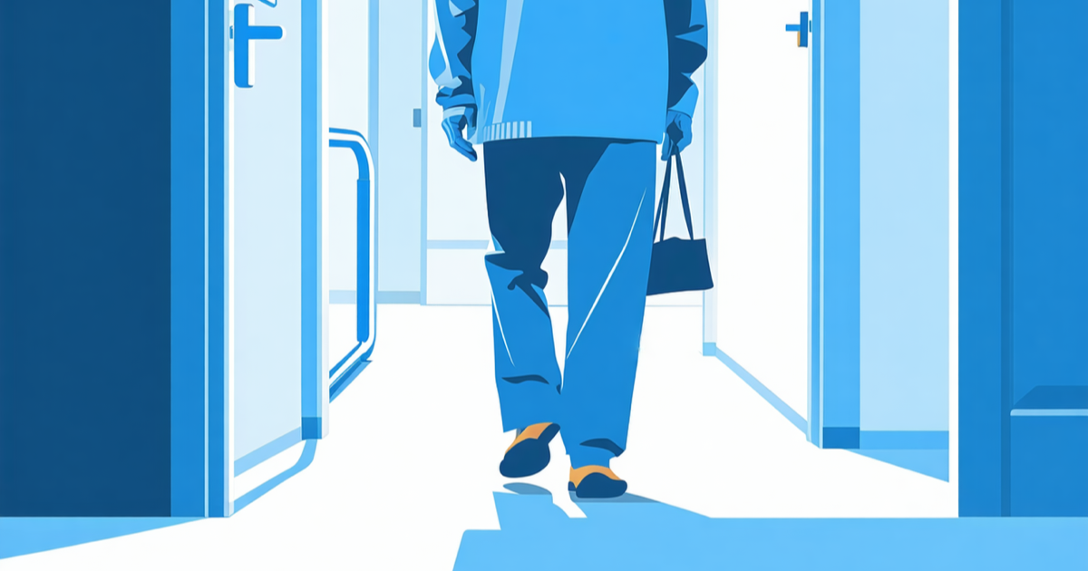 明るい廊下を手すりのある実家で安全に歩く高齢の親のイメージ